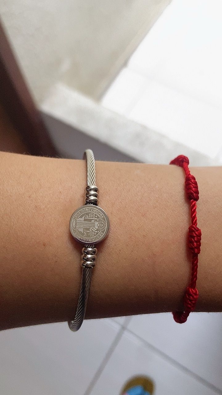 Bracelete de São Bento em uso na avaliação 2