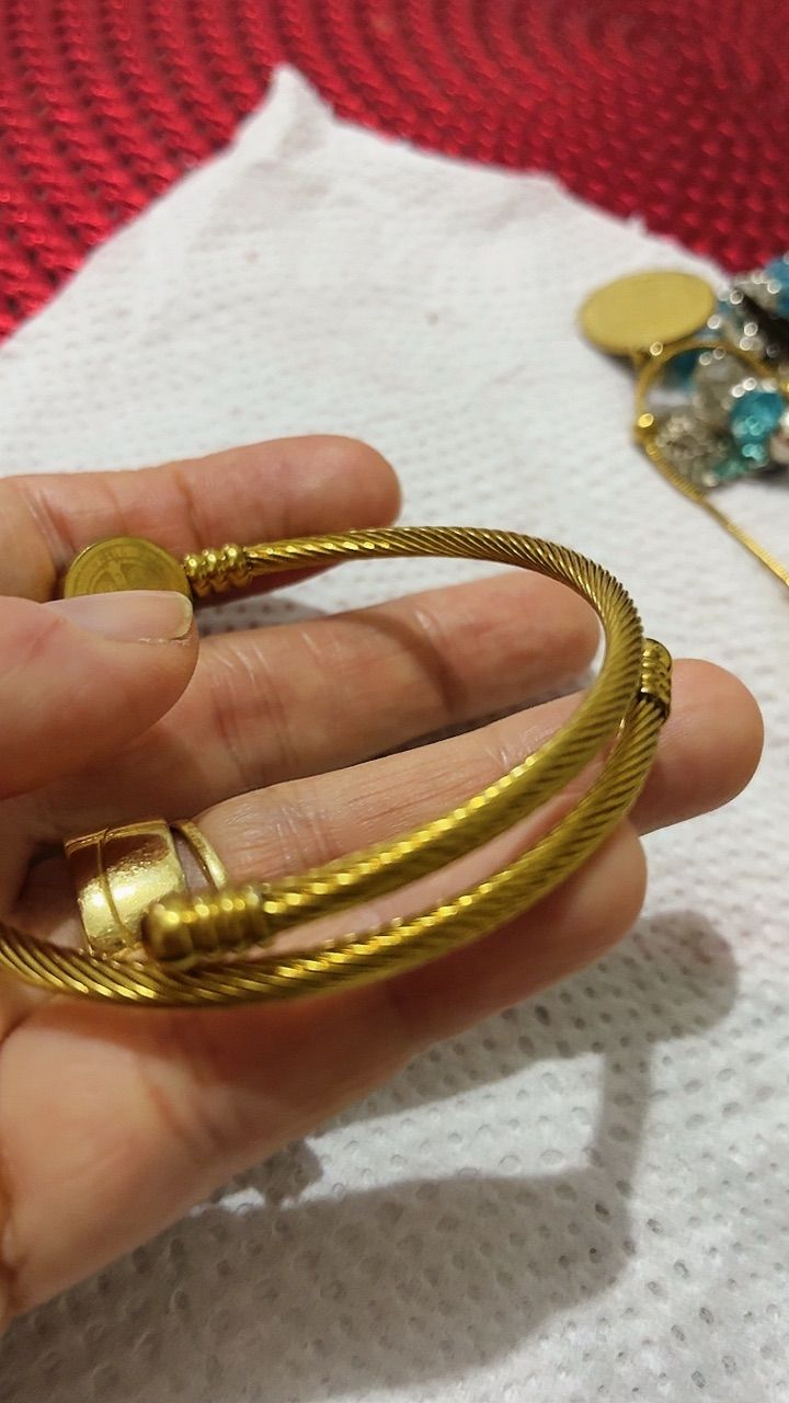 Bracelete de São Bento em uso na avaliação 6