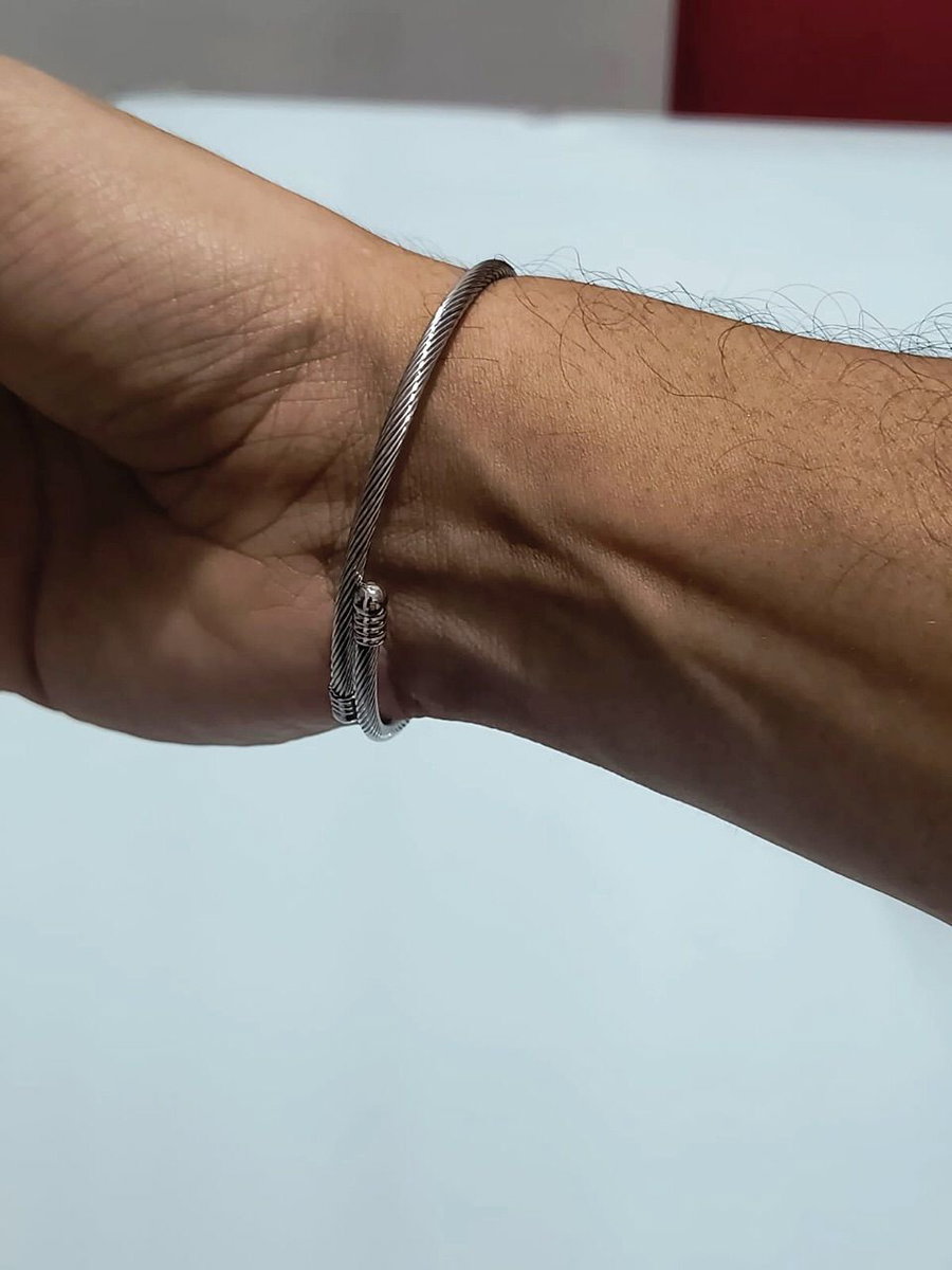 Bracelete de São Bento em uso na avaliação 3